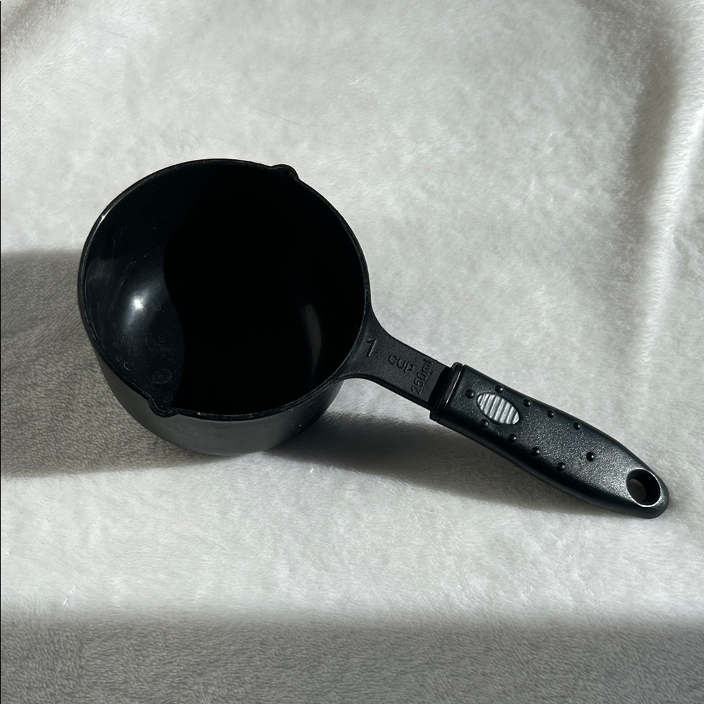 Black Plastic Measuring Cup
